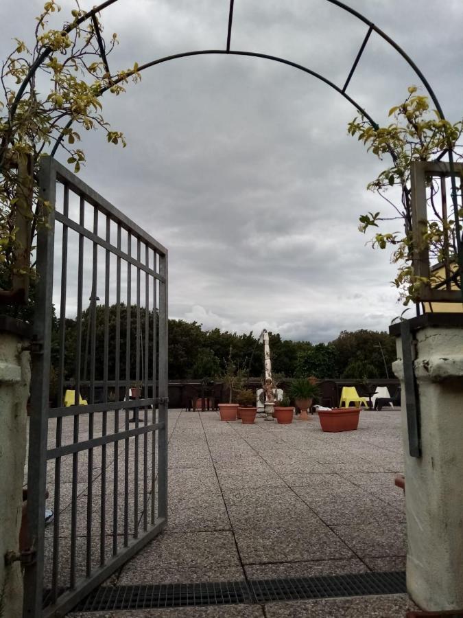 Binario 5 Panzió Lucca Kültér fotó